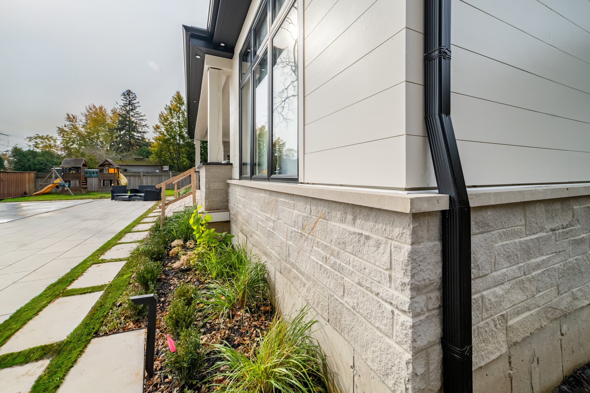 Mitered corner of a home clad in horizontal Hardie® Artisan® Shiplap siding Mitered corner of a home clad in horizontal Hardie® Artisan® Shiplap siding