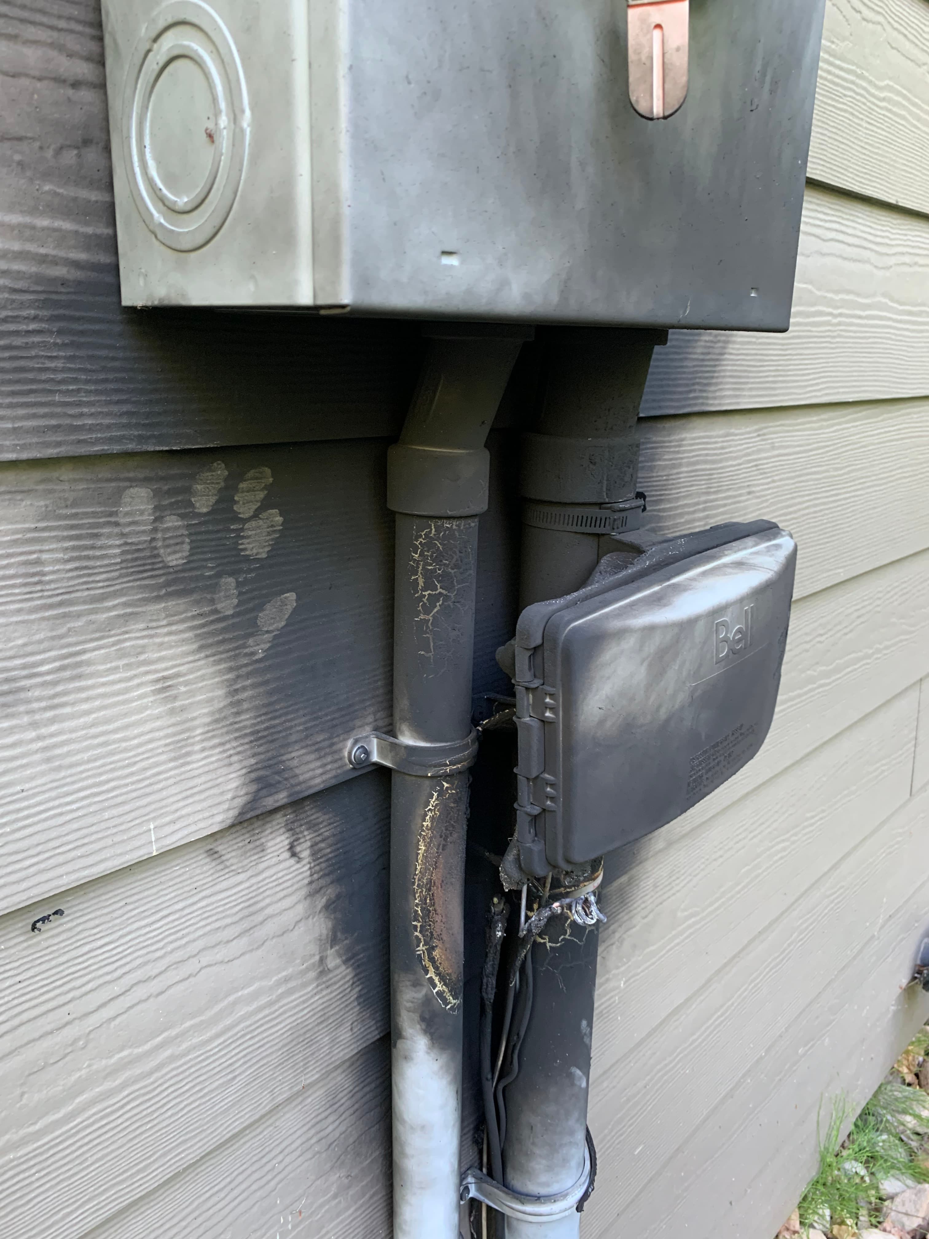 Payne Fire Meter Damage Close Up A close-up image of the scorch marks around the meter but otherwise undamaged Hardie siding