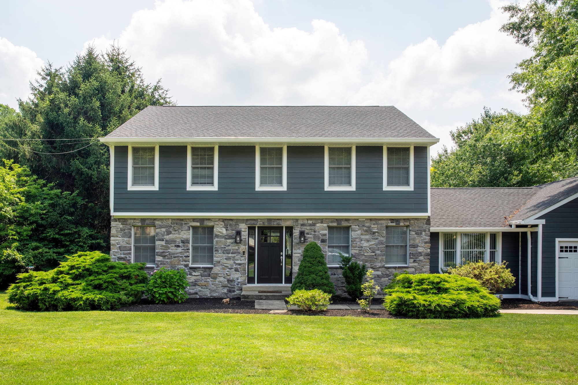 The most popular house colors to inspire your siding: Canada - Iron Gray The most popular house colors to inspire your siding: Canada - Iron Gray