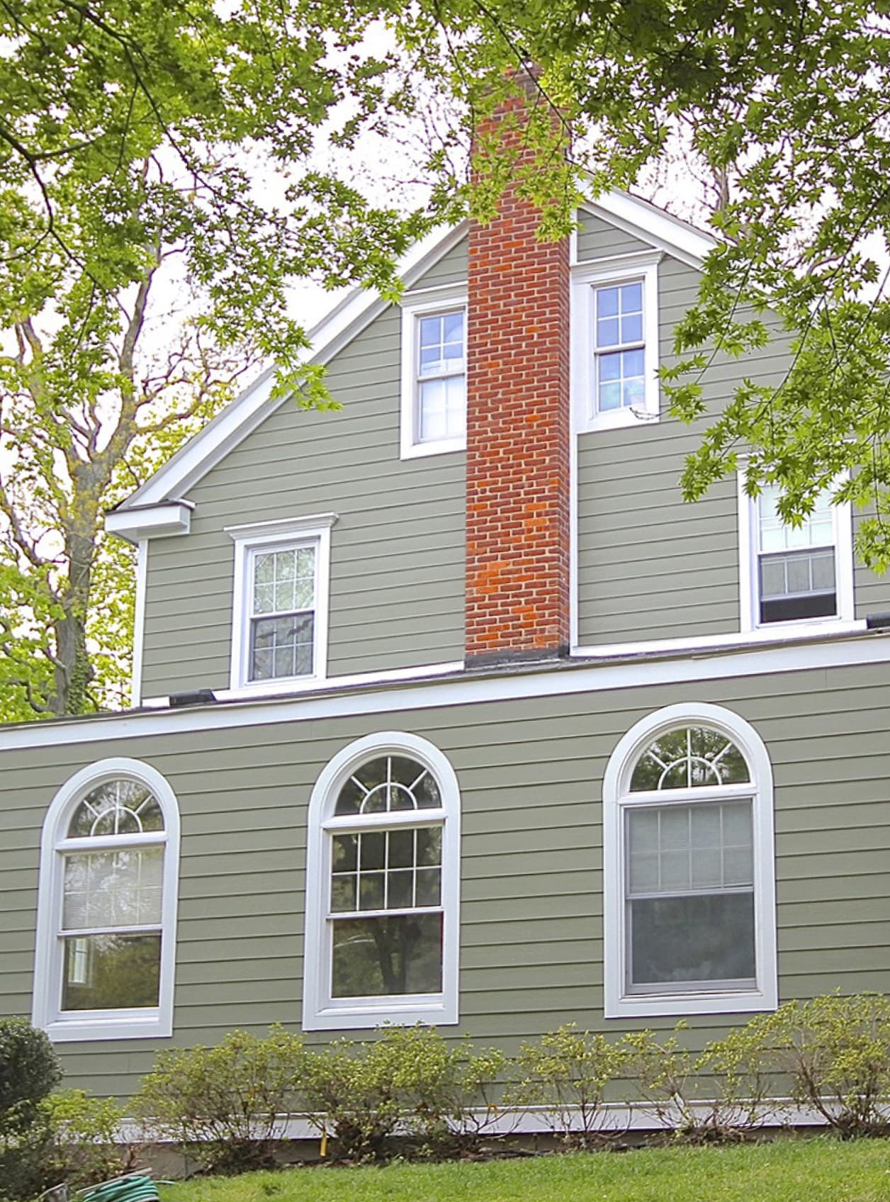 colonial-house-after-oyster-bay-hardie-plank-hardie-trimmountain-sage-arctic-white colonial house after oyster bay hardie plank hardie trim mountain sage arctic white